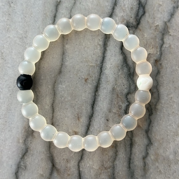 8 Lokai bracelets - Picture 4 of 4
